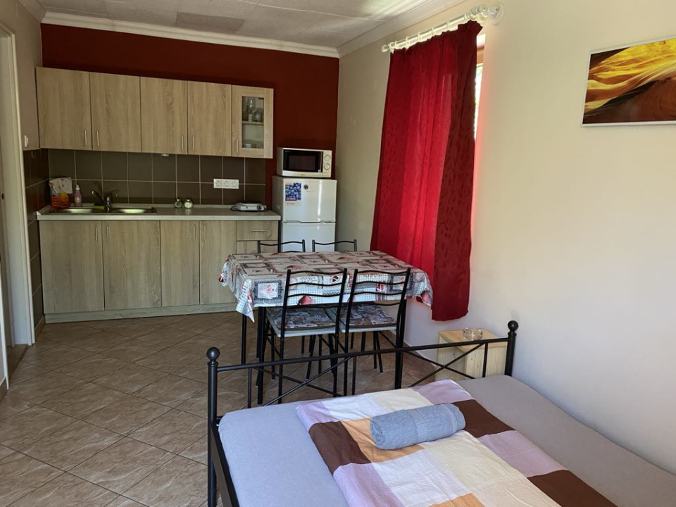 FLÓRA VENDÉGHÁZ - Lovas