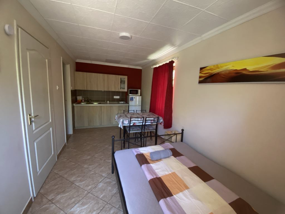 FLÓRA VENDÉGHÁZ - Lovas