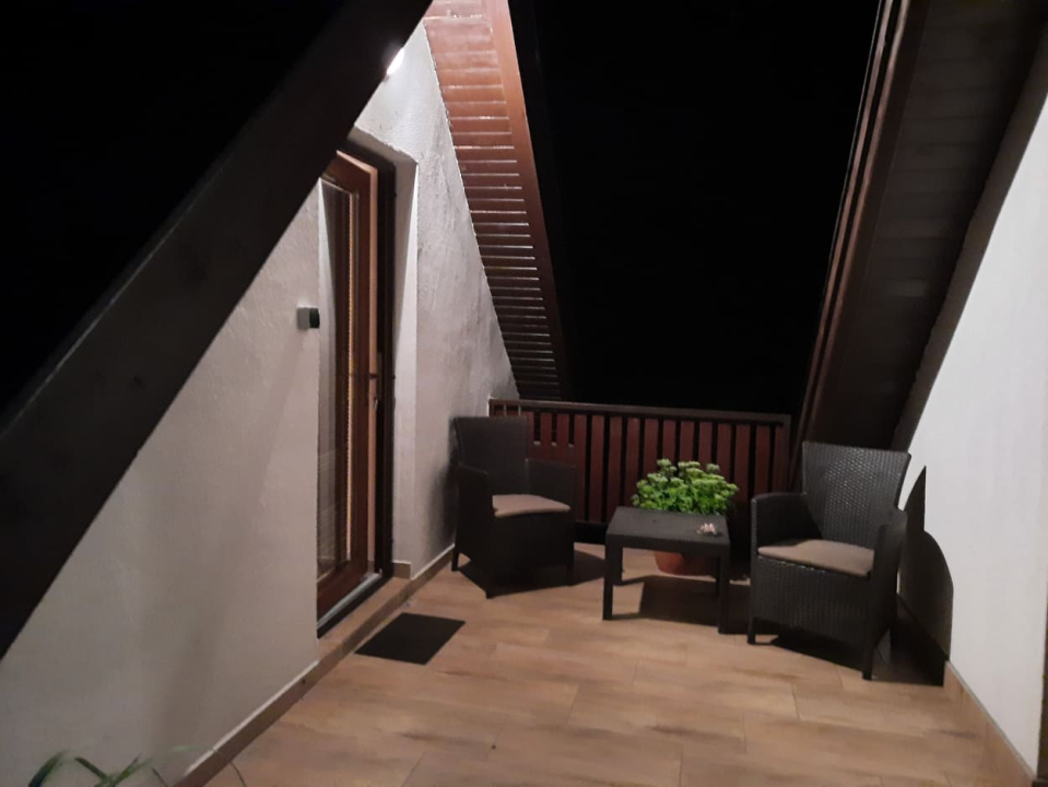 FLÓRA VENDÉGHÁZ - Lovas